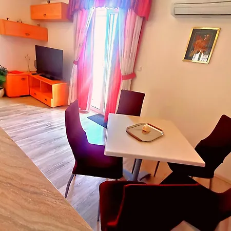 & Orange Apartment *