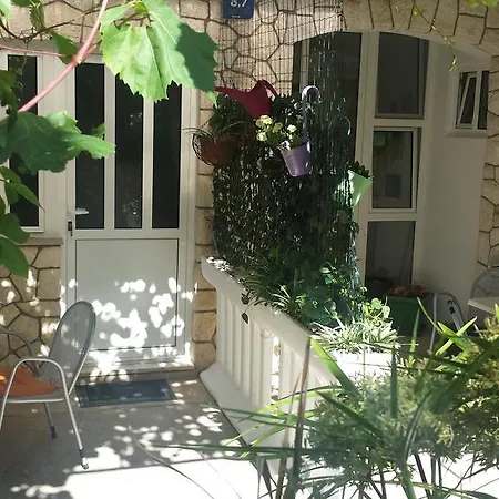 & Orange Apartment Hvar Town