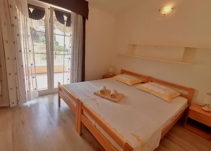 & Orange * Hvar Town