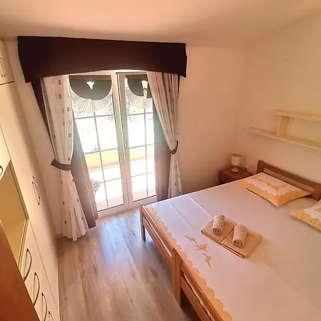 & Orange * Hvar Town